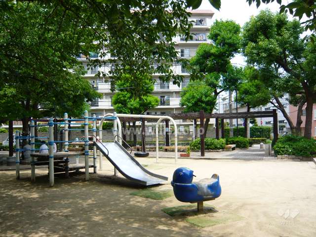 目の前にある「長洲本通公園」