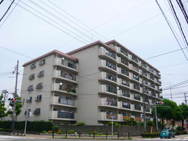 メゾンドール尼崎の外観（南西側から）