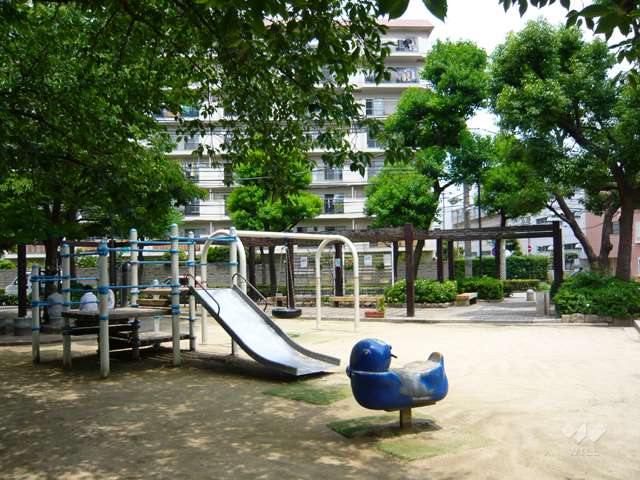 目の前にある「長洲本通公園」