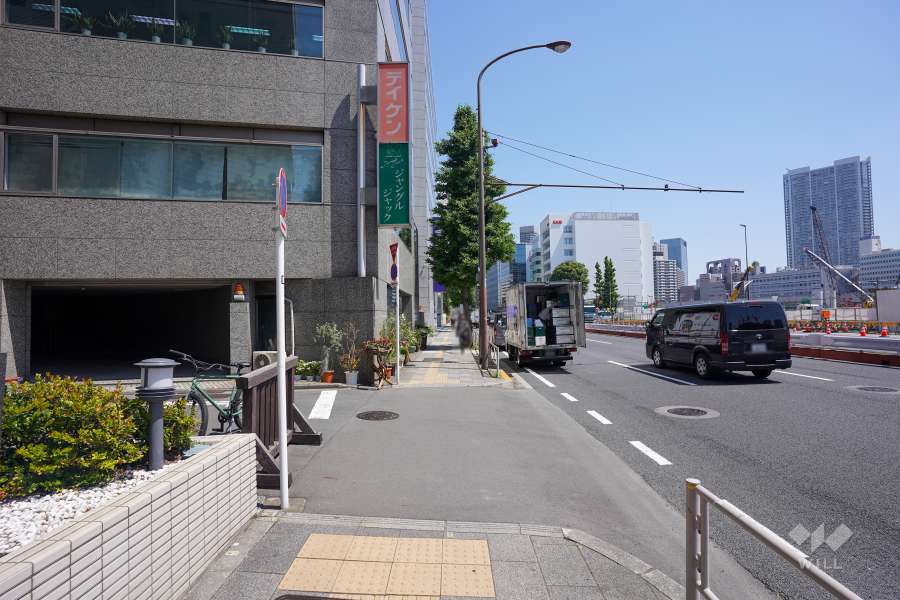 敷地東側の前面道路