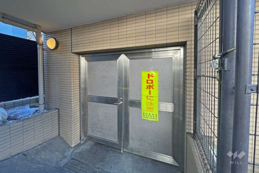 屋内に設けられた駐輪場の出入り口