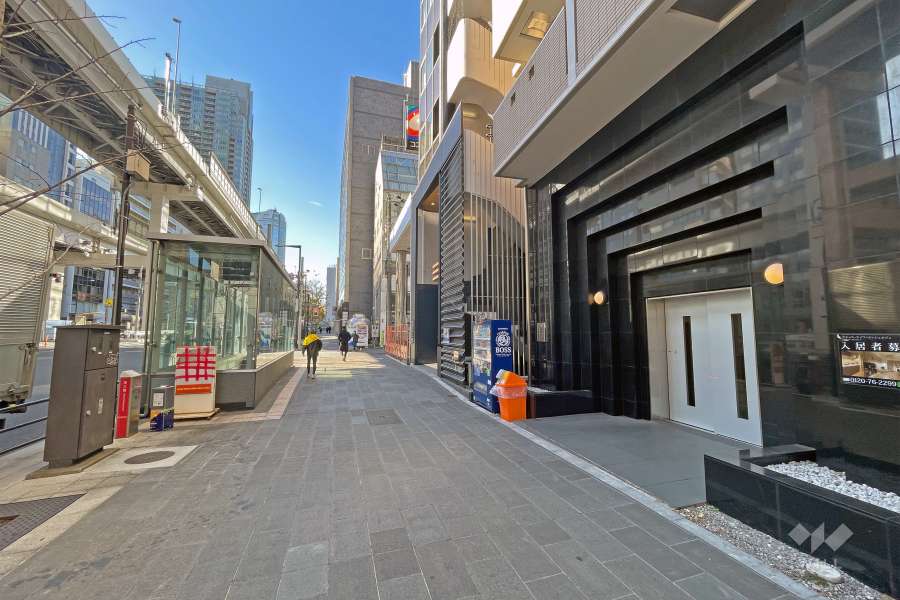 敷地の南東側前面道路は六本木通りです（北東側から）。