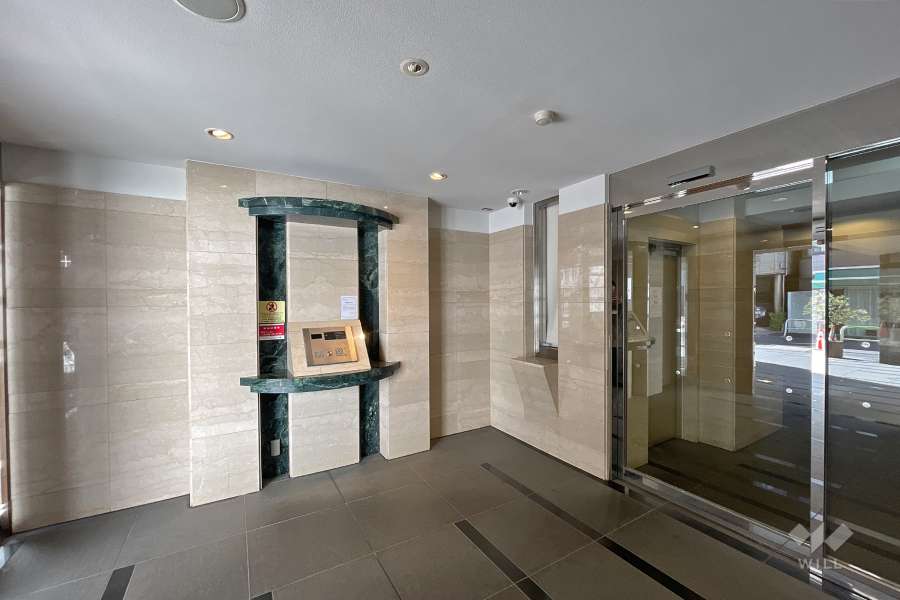 エントランスはオートロック付きです。