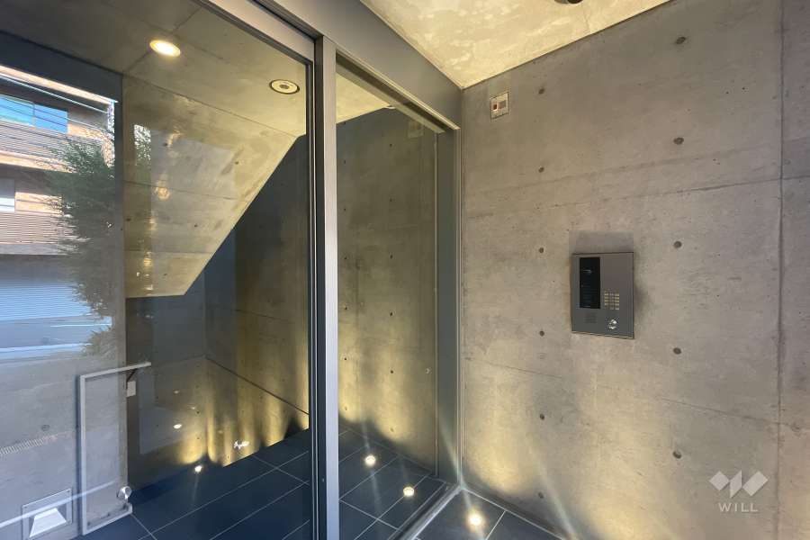 エントランスはオートロック付きです。