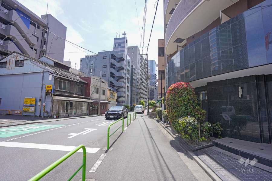 敷地南東側の前面道路（北東側から）