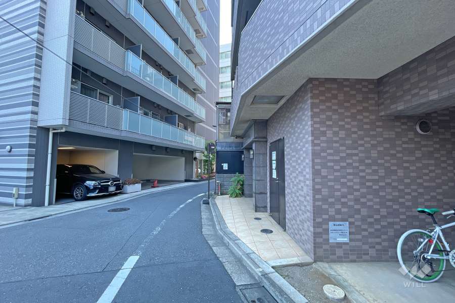 敷地南側の前面道路（東側から）