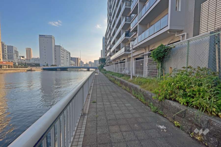 敷地南東側は芝浦運河に面しています。