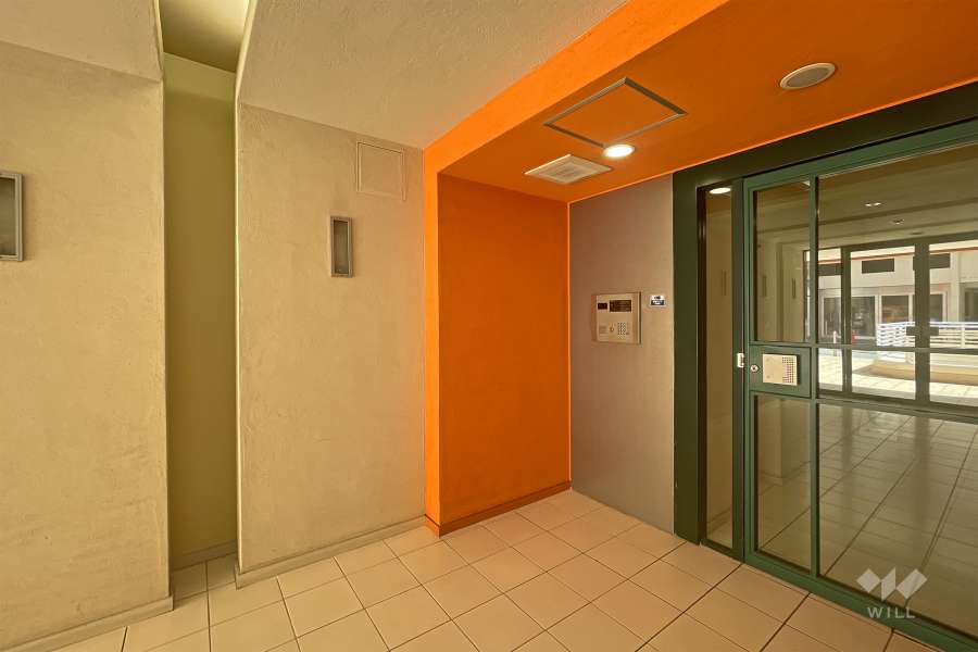 エントランスはオートロック付きです。