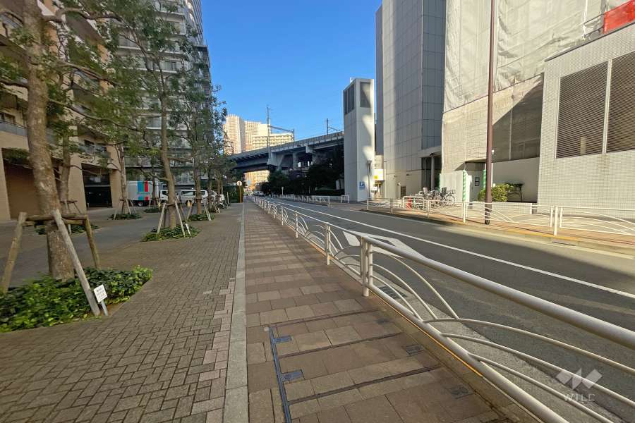 敷地東側の前面道路（南側から）
