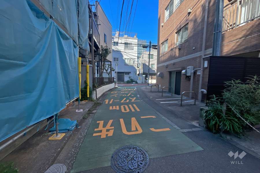 敷地南側の前面道路（東側から）