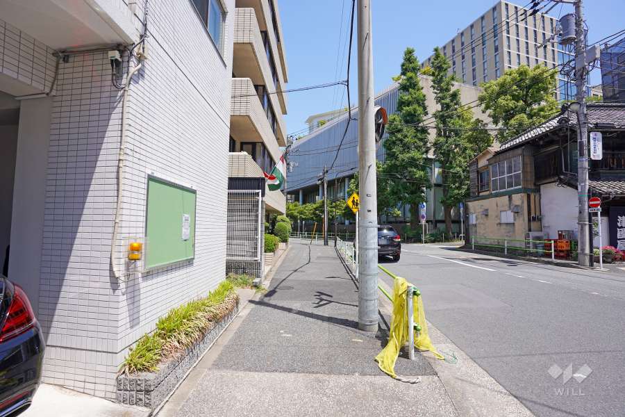 敷地東側の前面道路（南側から）