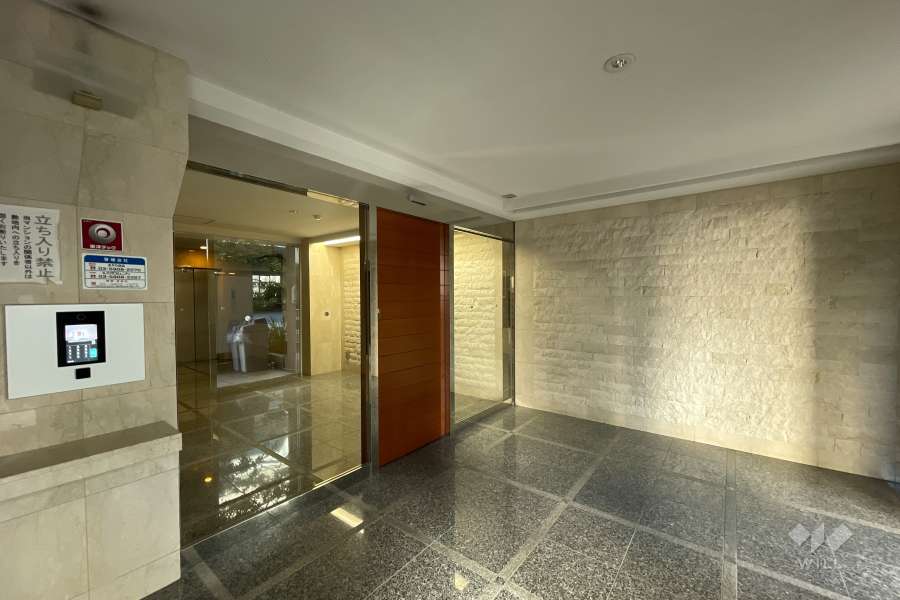 エントランスはオートロック付きです。