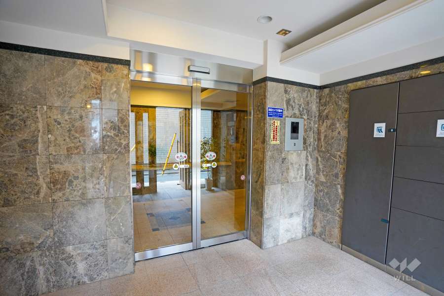 エントランスはオートロック付きです。