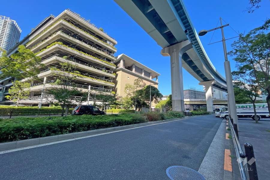 敷地の北東側の前面道路（西側から）