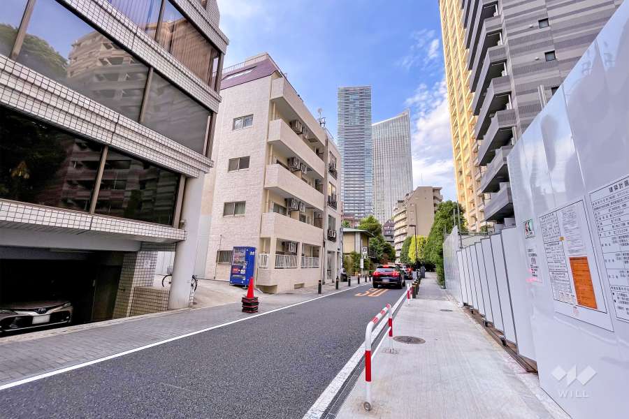 敷地東側の前面道路（南側から）