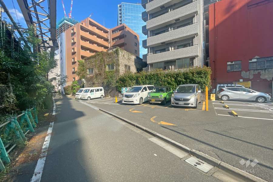 敷地西側の前面道路（南側から）
