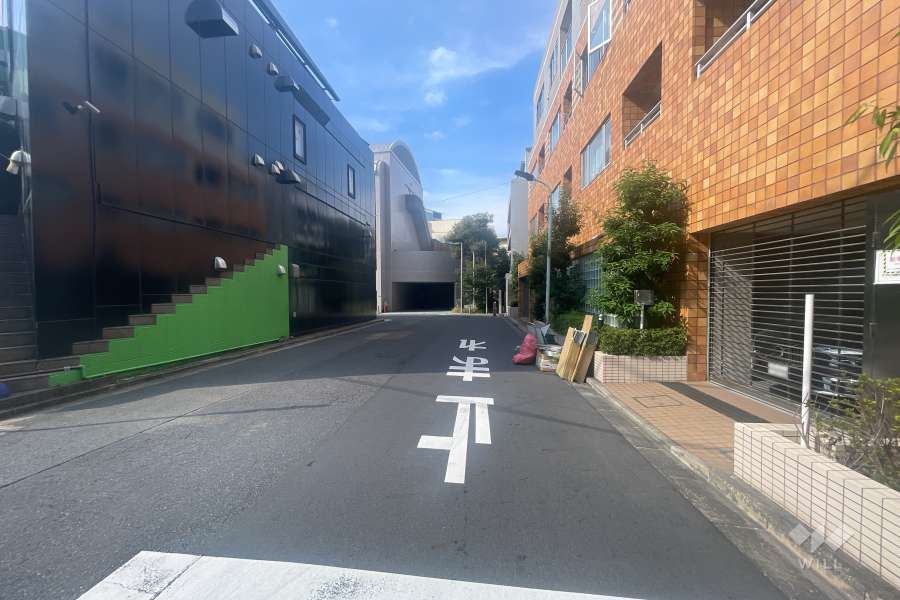 敷地南側の前面道路（東側から）