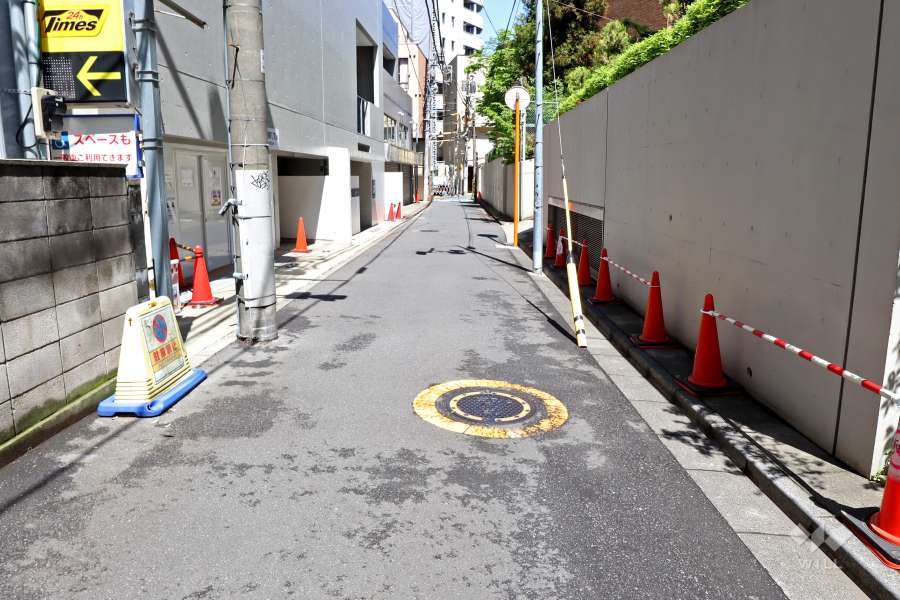 敷地西側の前面道路