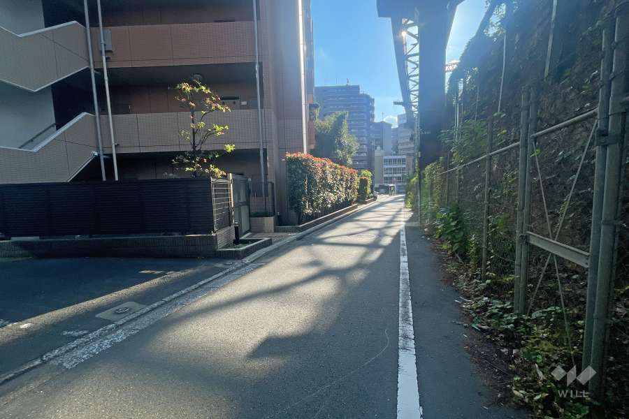敷地西側の前面道路（北側から）