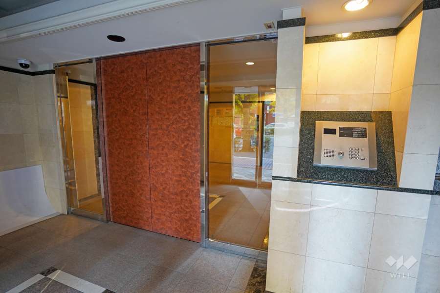 エントランスはオートロック付きです。