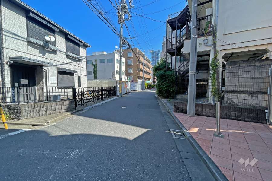 敷地北側の前面道路（西側から）