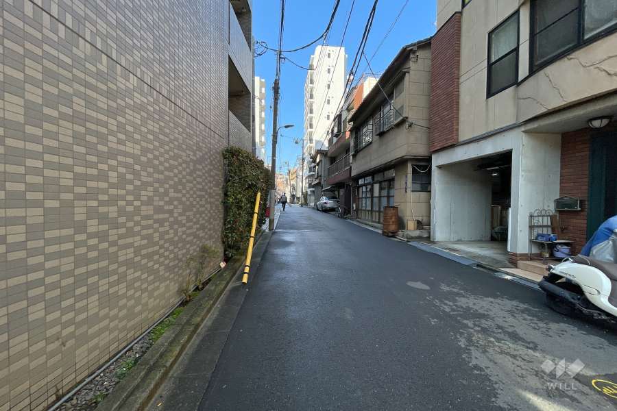 敷地の北側前面道路（東側から）