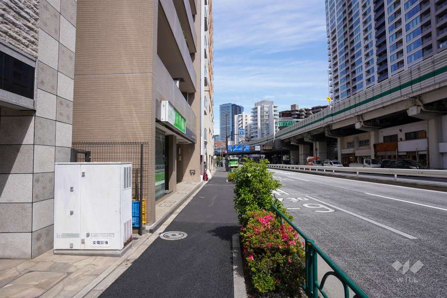 敷地南側前面道路は明治通りです（西側から）。