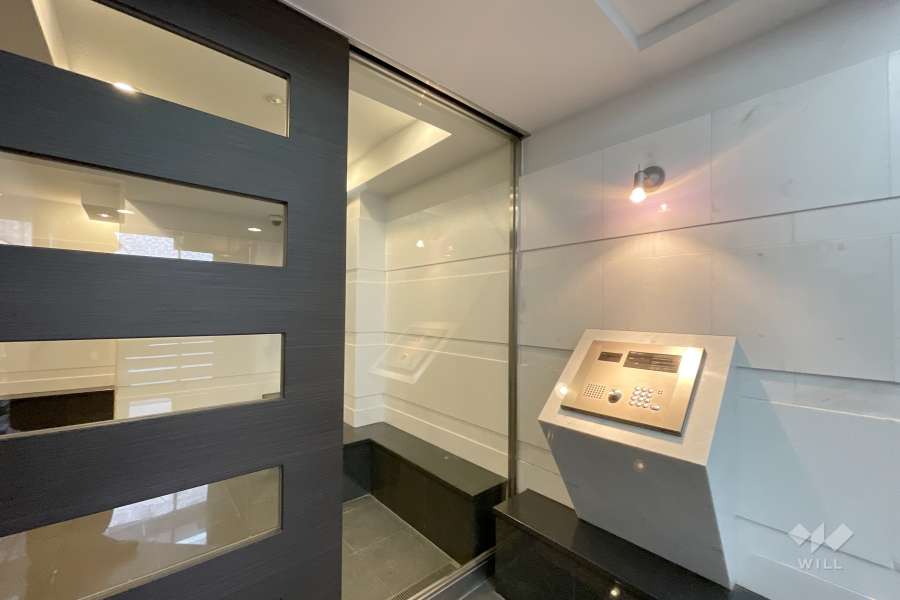 エントランスはオートロック付きです。