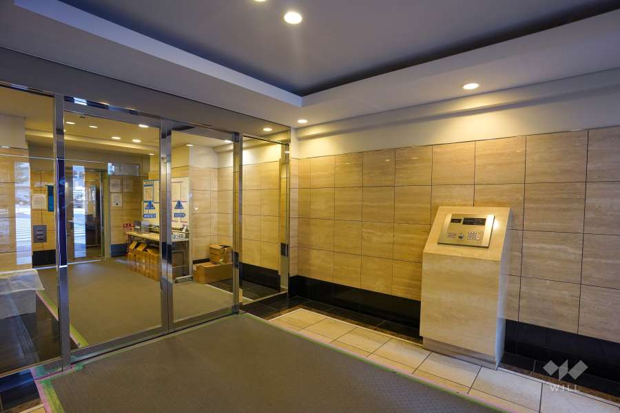 エントランスはオートロック付きです。