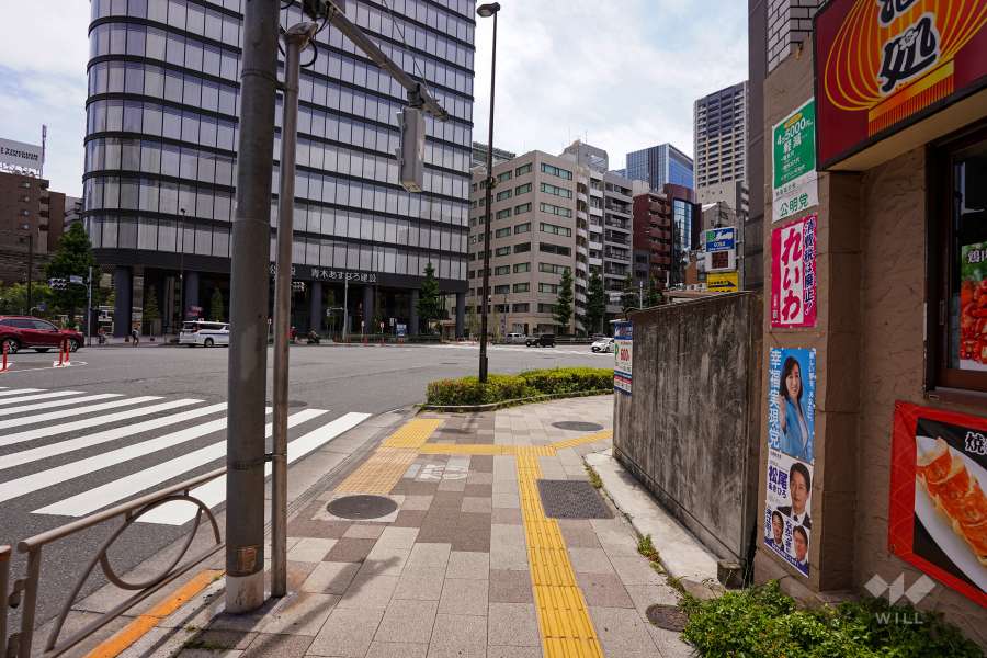 敷地東側の前面道路（北側から）