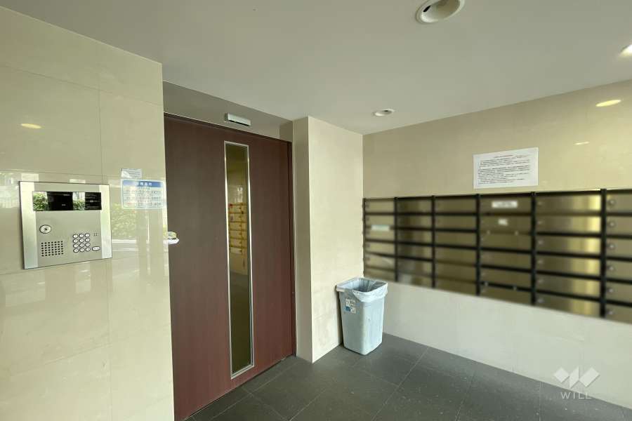 エントランスはオートロック付きです。　