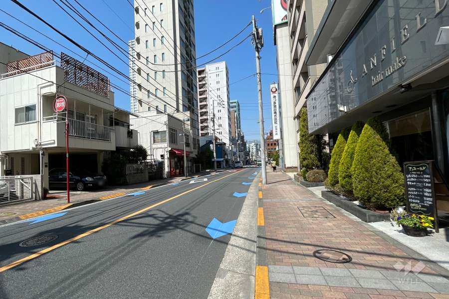 敷地西側の前面道路