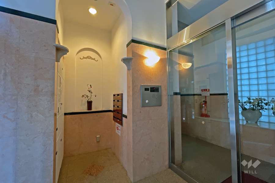 エントランスはオートロック付きです。