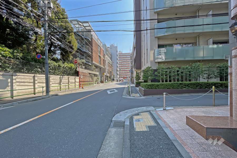 敷地北東側の前面道路（北西側から）