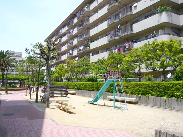 遊具も設置された敷地内の公園