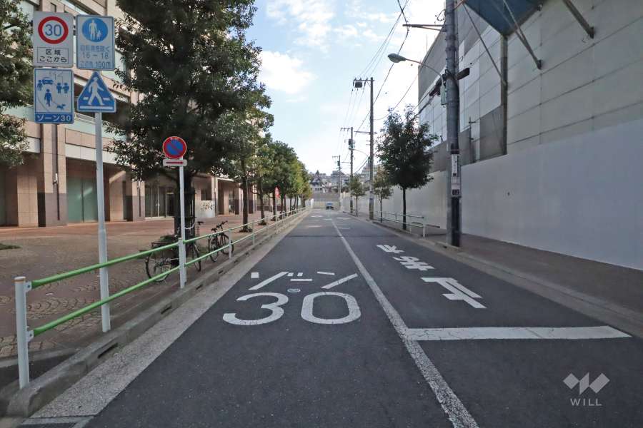 敷地西側の前面道路（北側から）