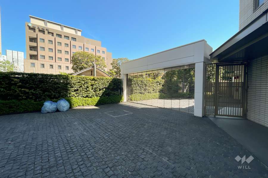 駐車場の出入り口（リングシャッター付き）