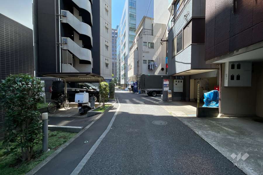 敷地北東側の前面道路（南東側から）