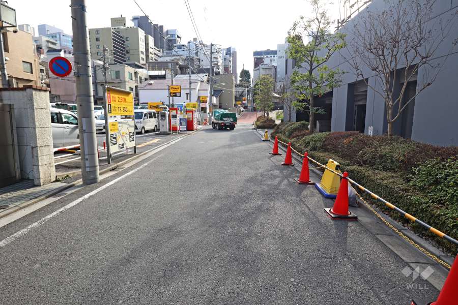 敷地東側の前面道路（北側から）