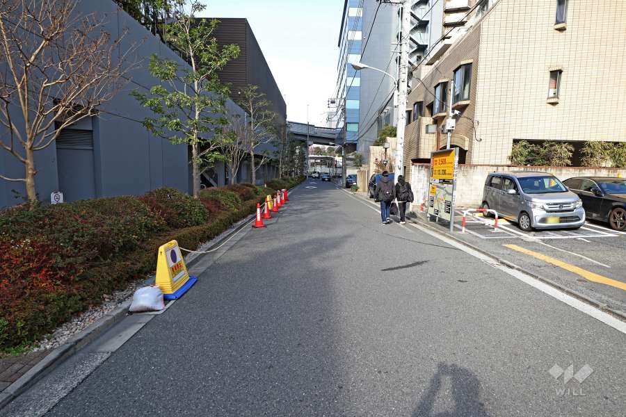 敷地東側の前面道路（南側から）