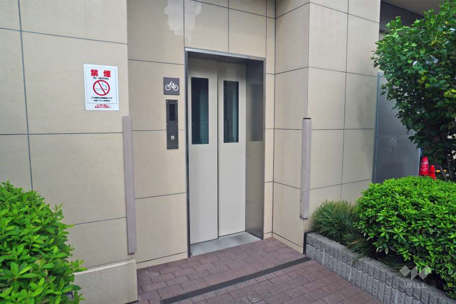 屋内に設けられた駐輪場の出入り口