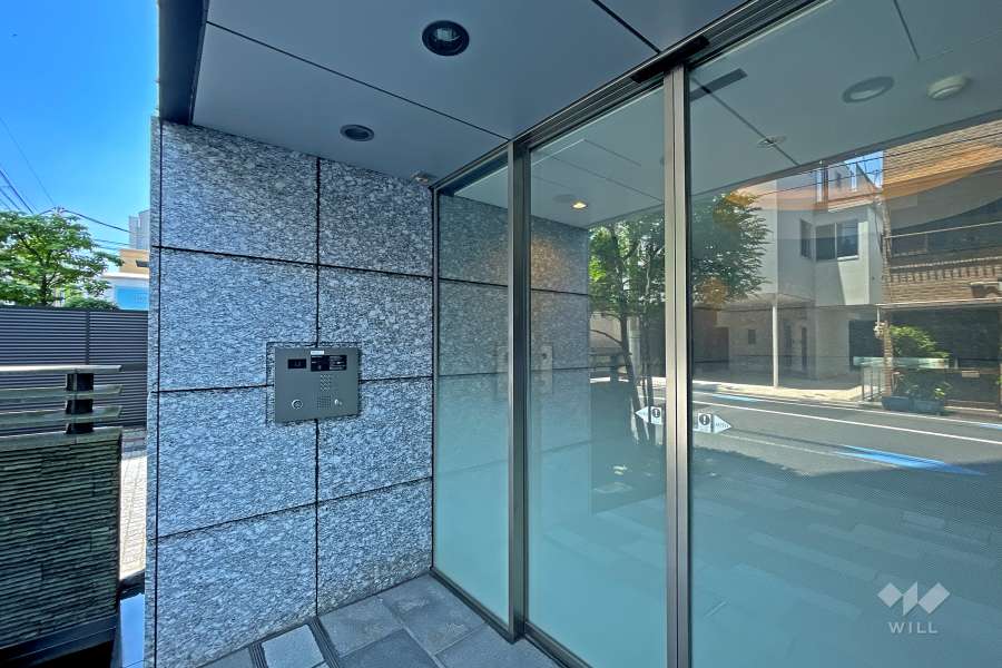 エントランスはオートロック付きです。