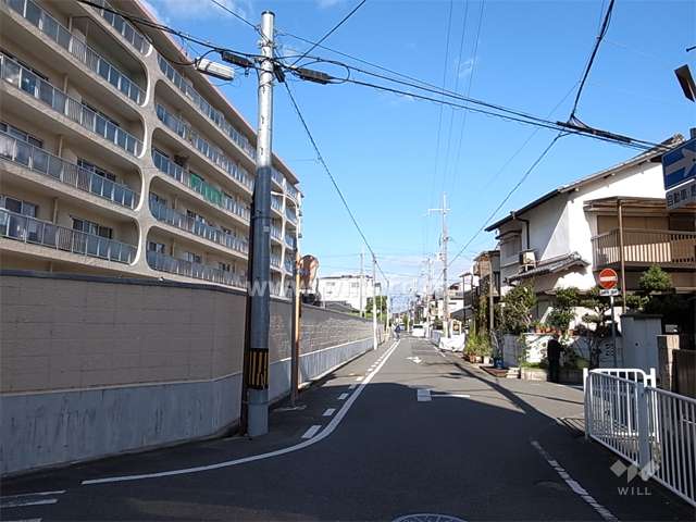 敷地東側の前面道路。敷地の4方が道路に面しています。