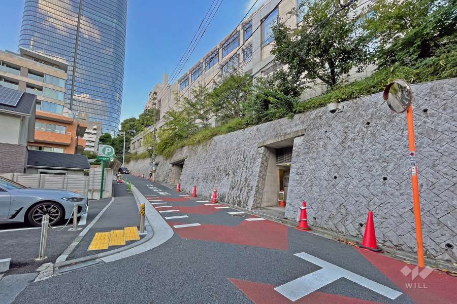 敷地の北西側前面道路（南西側から）