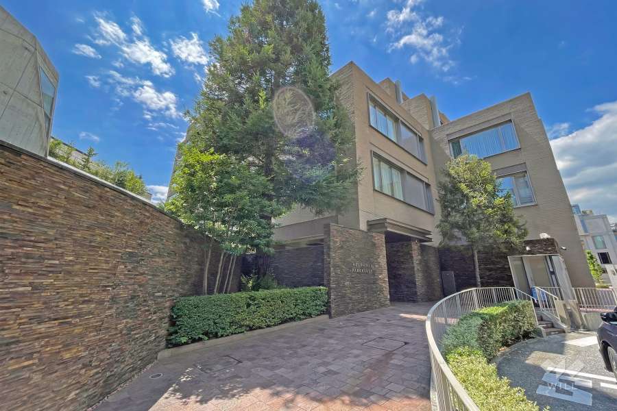 東側エントランスアプローチ