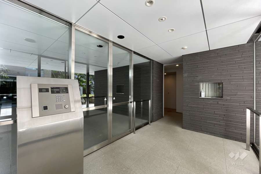 エントランスはオートロック付きです。