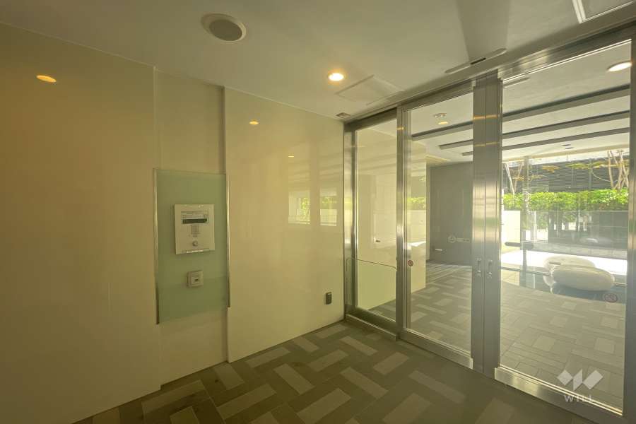 エントランスはオートロック付きです。