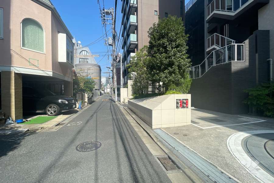 敷地北西側の前面道路（南西側から）