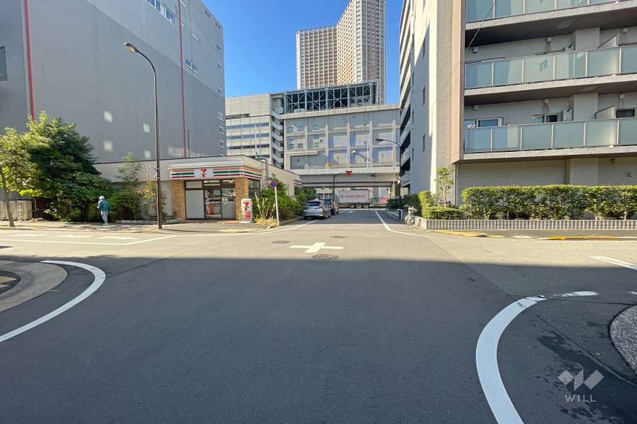 敷地の北側前面道路（東側から）