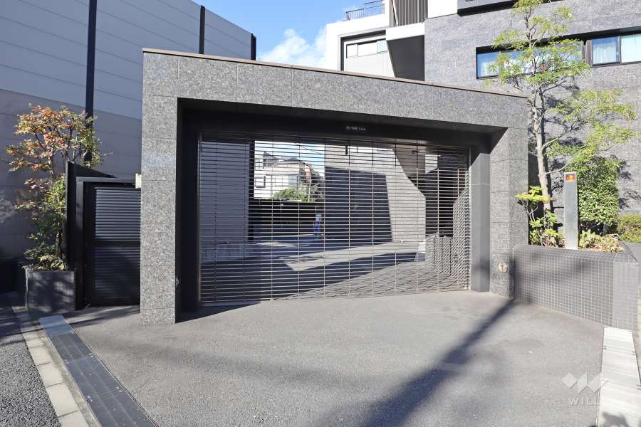 駐車場の出入り口(リングシャッター付き）